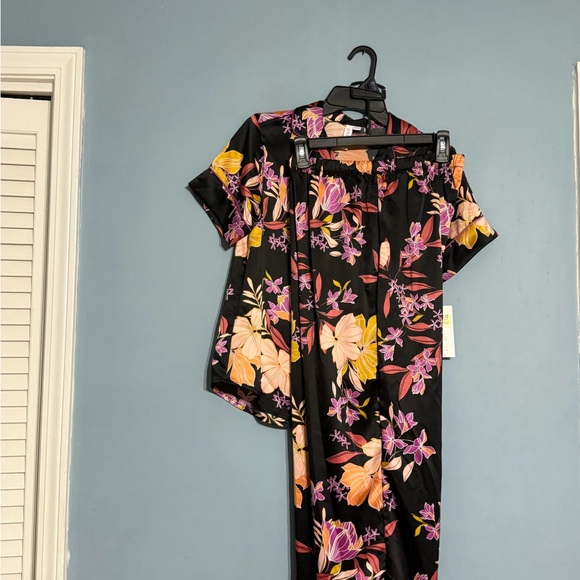 SELLING JOYSPUN PAJAMA SET FOR WOMEN SIZE XS NWT SHORT SLEEVE FLORAL COLOR. - Picture 6 of 15